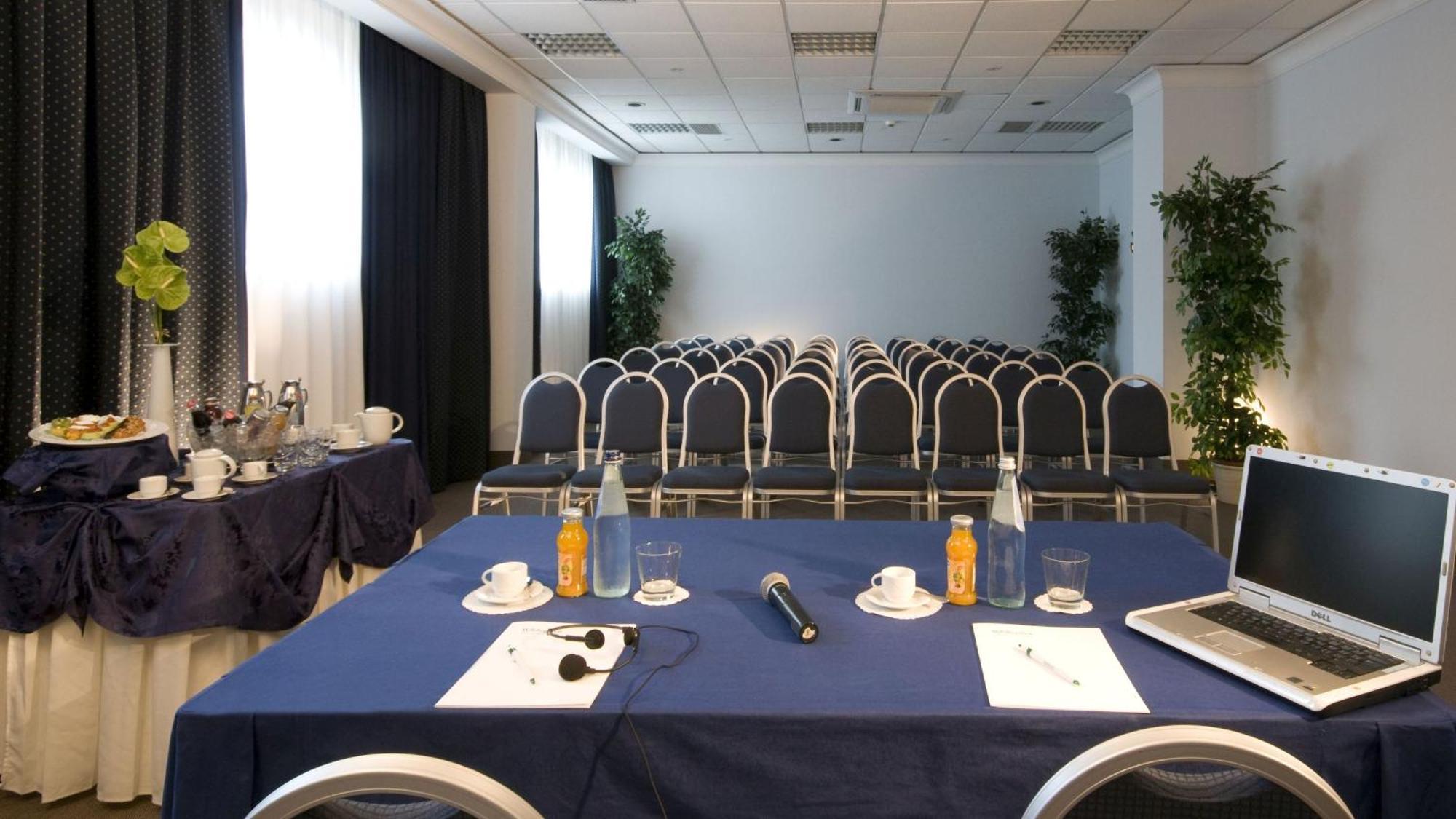 Holiday Inn Rome - Eur Parco Dei Medici By Ihg Bagian luar foto